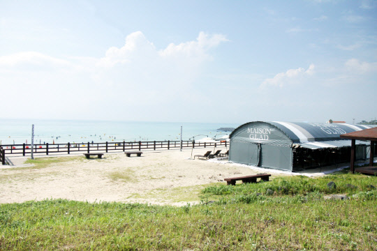 메종글래드 제주가 피서 분위기 물씬 풍기는 프라이빗 비치 하우스를 운영한다. 제주 애월읍 곽지리, 과물해변에 만들었다. 곽지리 해변은 넓은 백사장과 맑은 에메랄드 빛 바다가 돋보이는 일품 피서지다. 곽지과물해변 프라이빗 비치 하우스는 1일 2회 무료 왕복 셔틀 버스가 운영한다. 메종글래드 투숙객이라면 누구나 사전 예약해 이용하면 된다. 프라이빗 비치 하우스 운영시간은 오전 9시부터 오후 6시까지다. 메종글래드 제주 제공